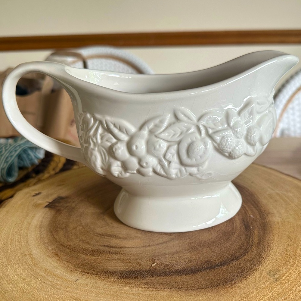 Linens-N-Things sauce / gravy pitcher